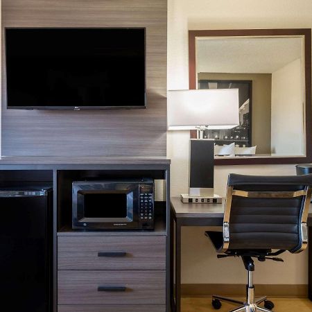 Super 8 By Wyndham Clinton Hotel Bagian luar foto