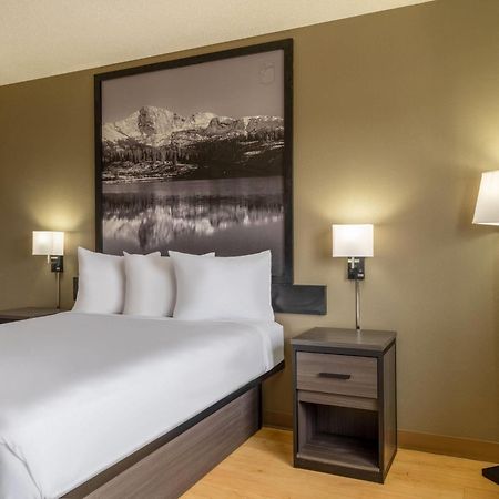 Super 8 By Wyndham Clinton Hotel Bagian luar foto