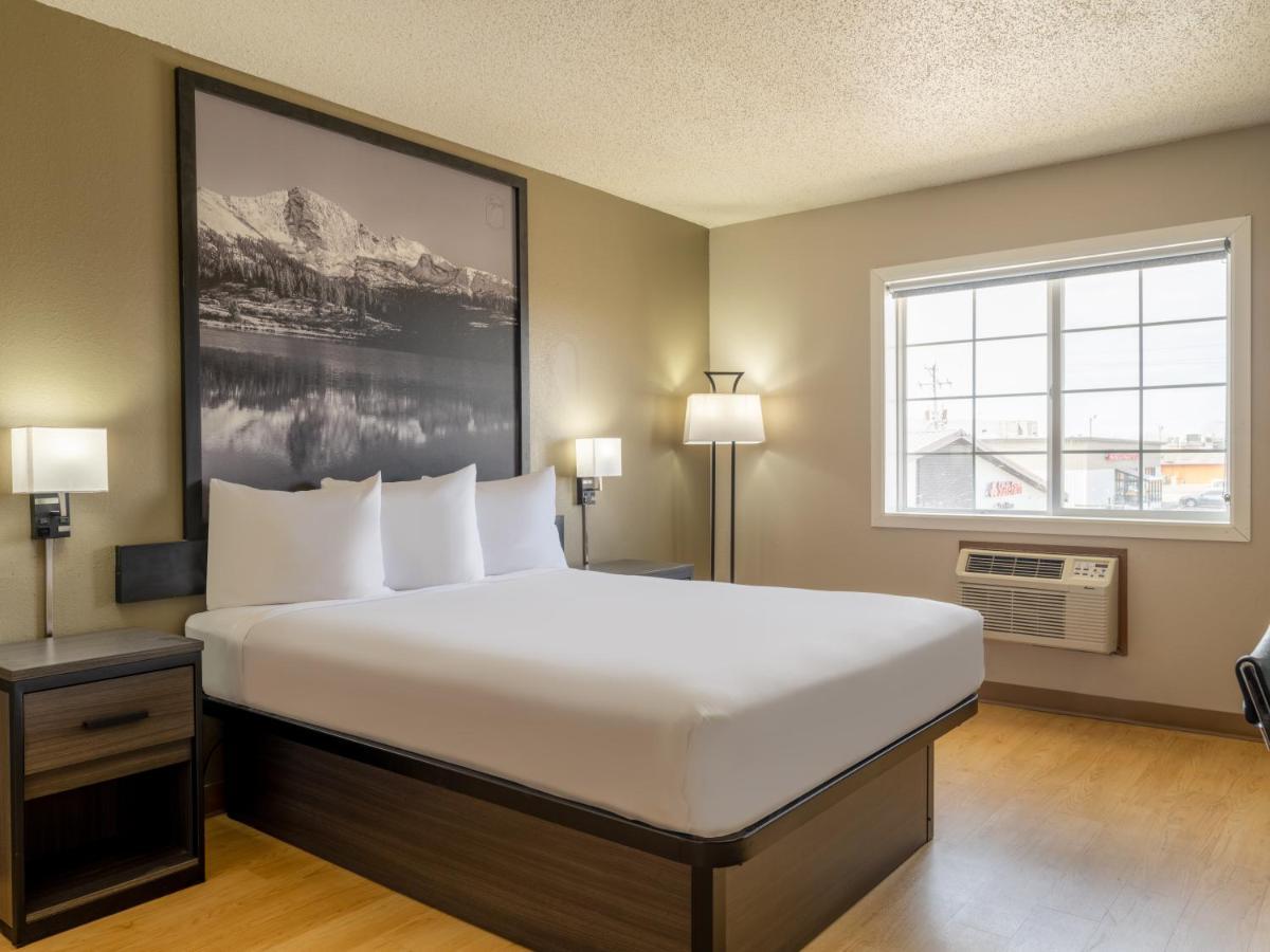 Super 8 By Wyndham Clinton Hotel Bagian luar foto