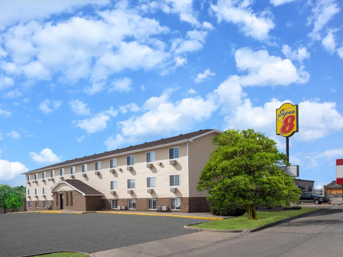 Super 8 By Wyndham Clinton Hotel Bagian luar foto