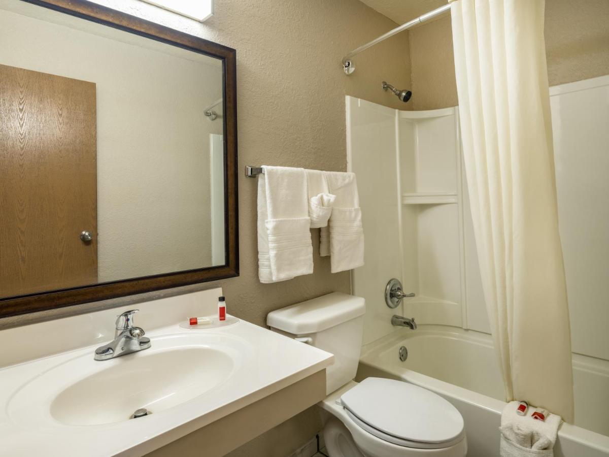 Super 8 By Wyndham Clinton Hotel Bagian luar foto