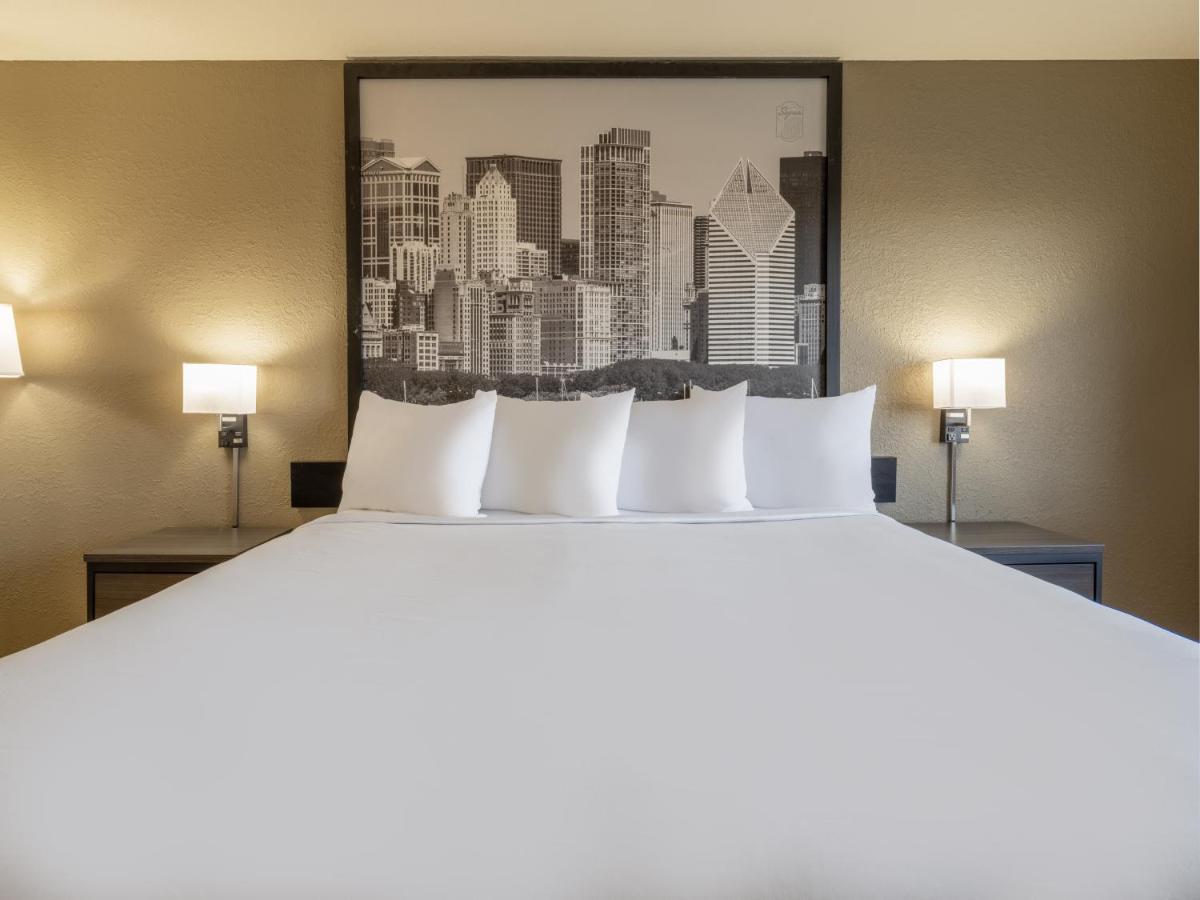 Super 8 By Wyndham Clinton Hotel Bagian luar foto