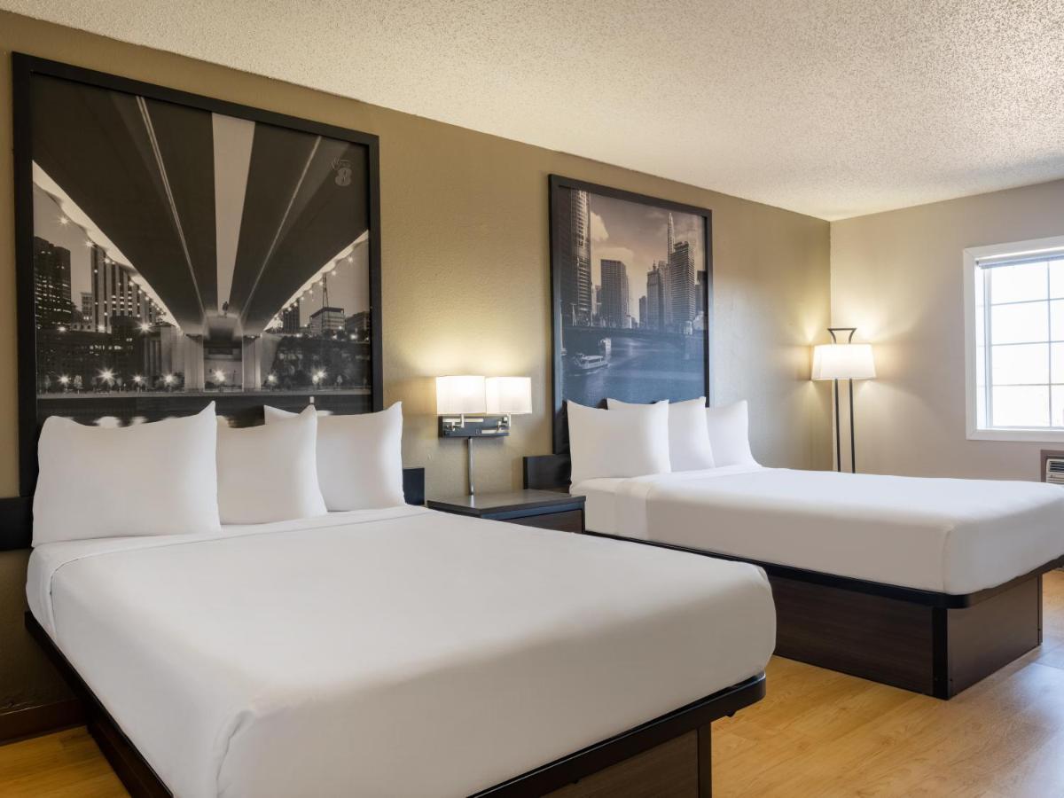 Super 8 By Wyndham Clinton Hotel Bagian luar foto