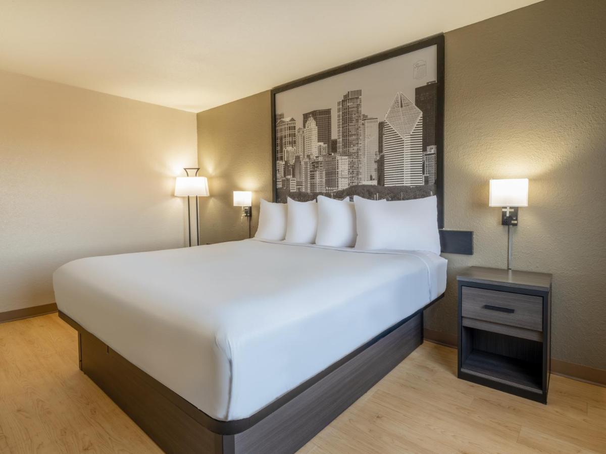Super 8 By Wyndham Clinton Hotel Bagian luar foto