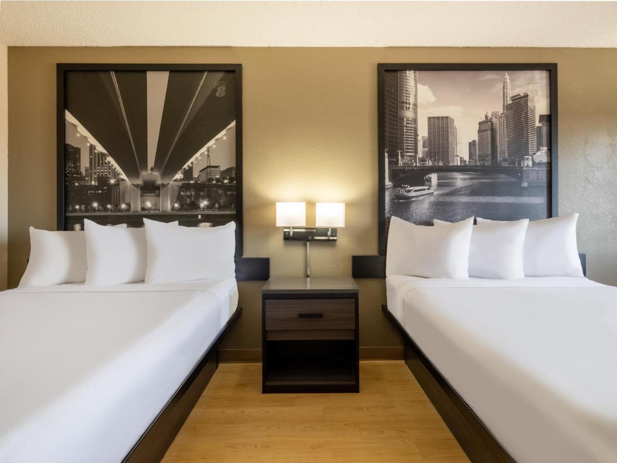 Super 8 By Wyndham Clinton Hotel Bagian luar foto