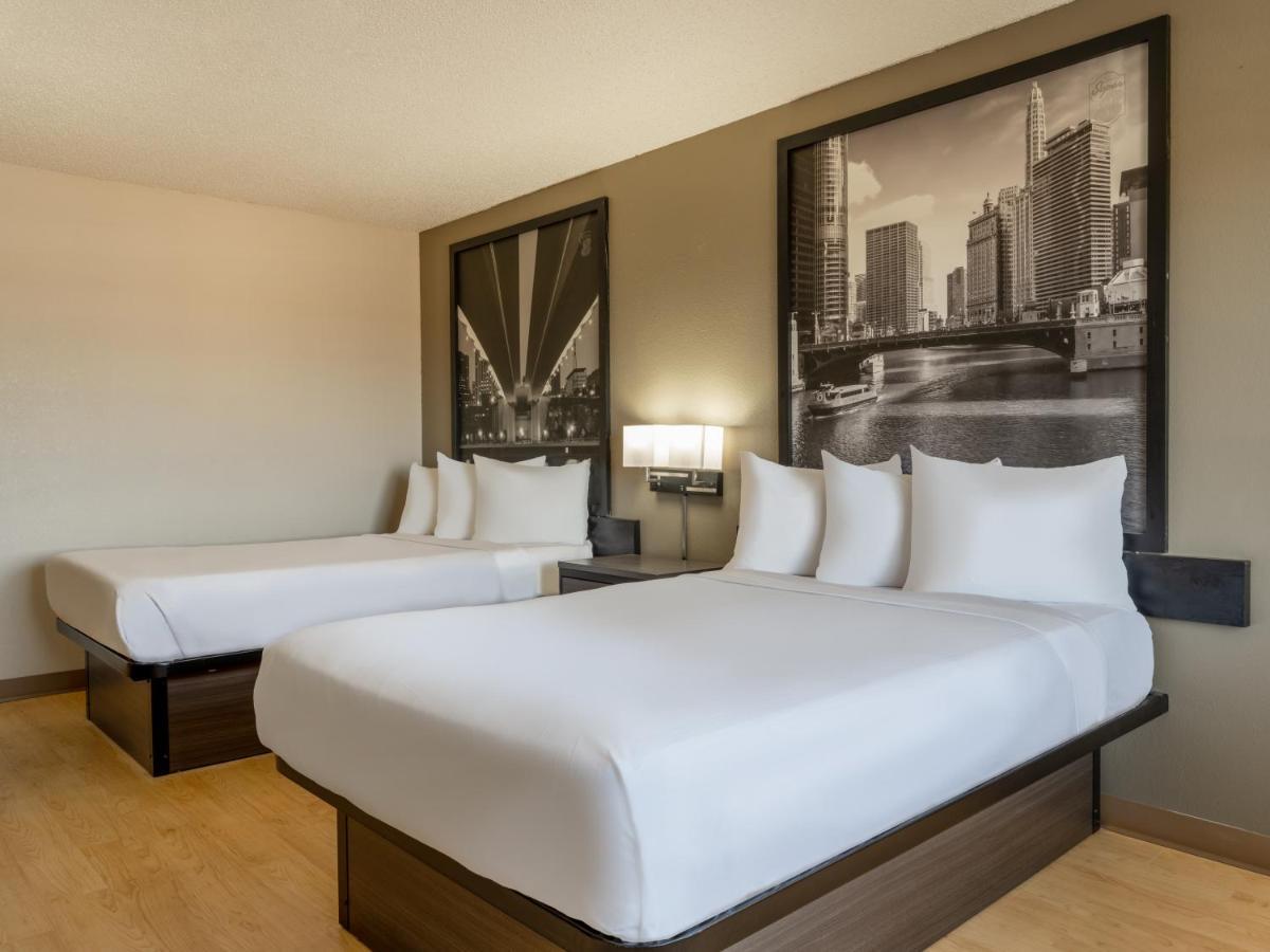 Super 8 By Wyndham Clinton Hotel Bagian luar foto