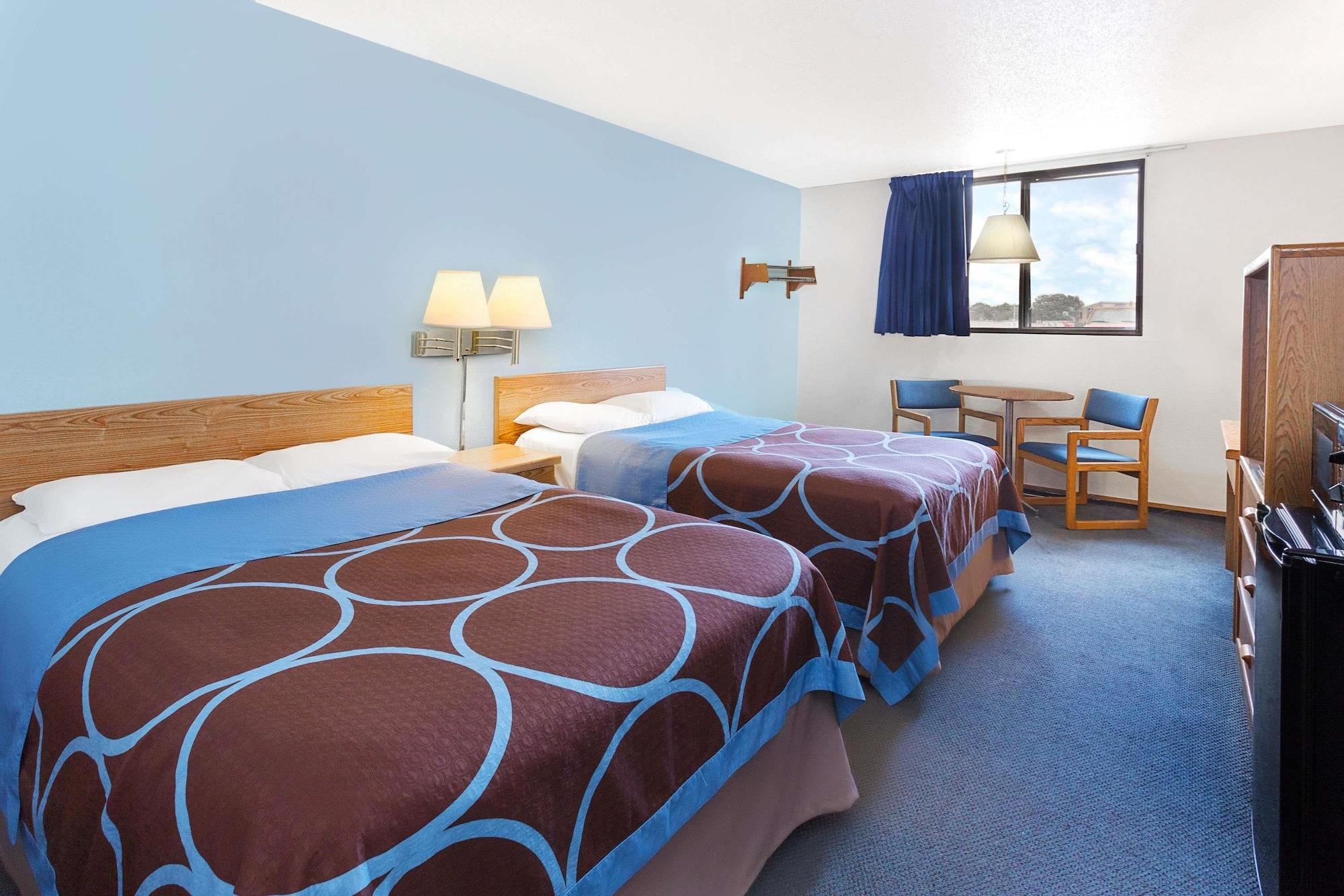 Super 8 By Wyndham Clinton Hotel Bagian luar foto