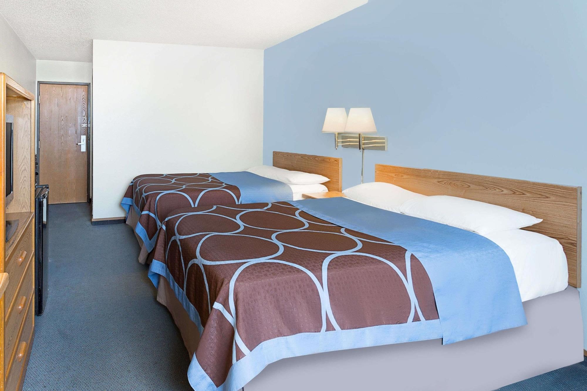 Super 8 By Wyndham Clinton Hotel Bagian luar foto