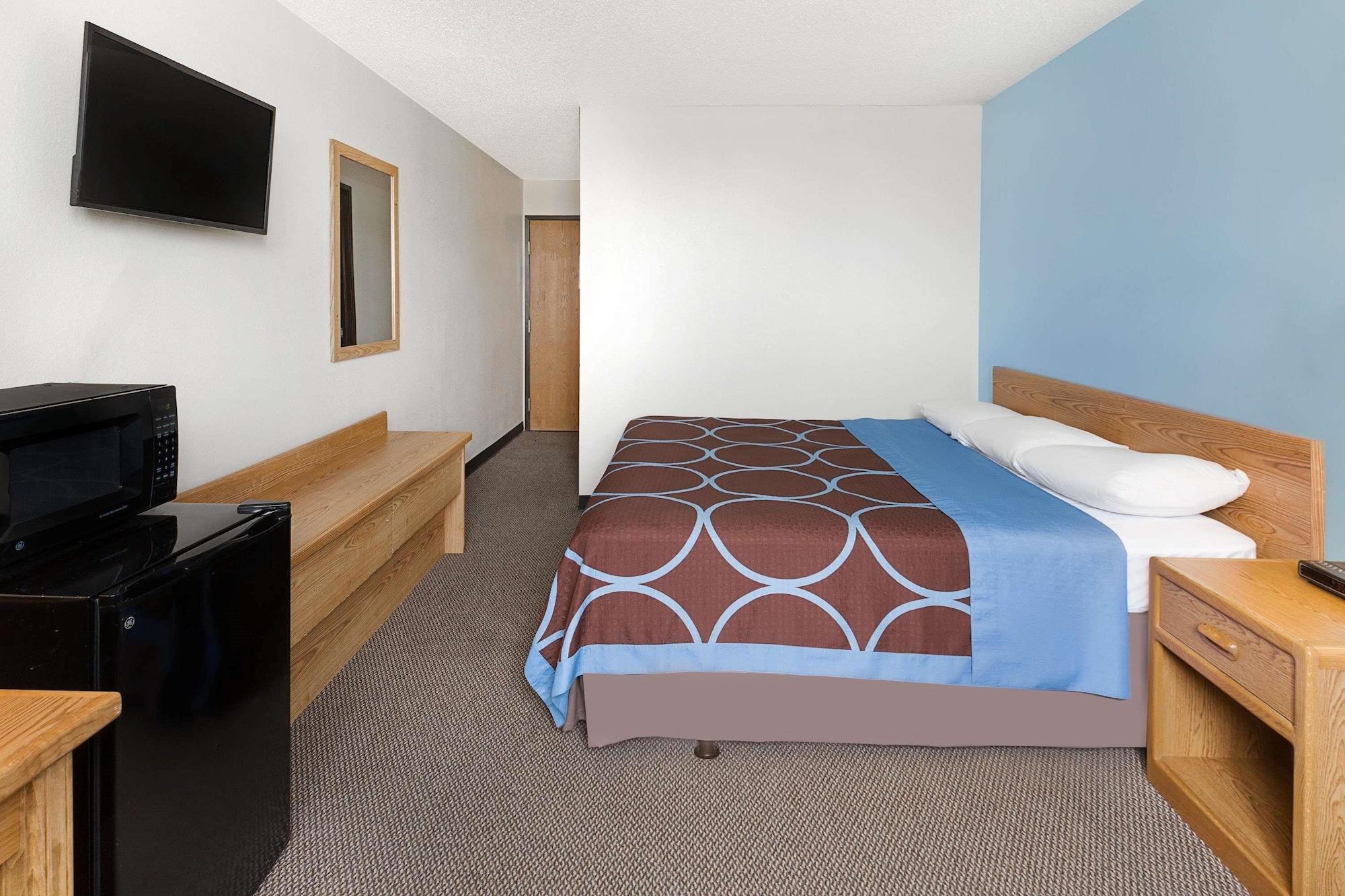 Super 8 By Wyndham Clinton Hotel Bagian luar foto