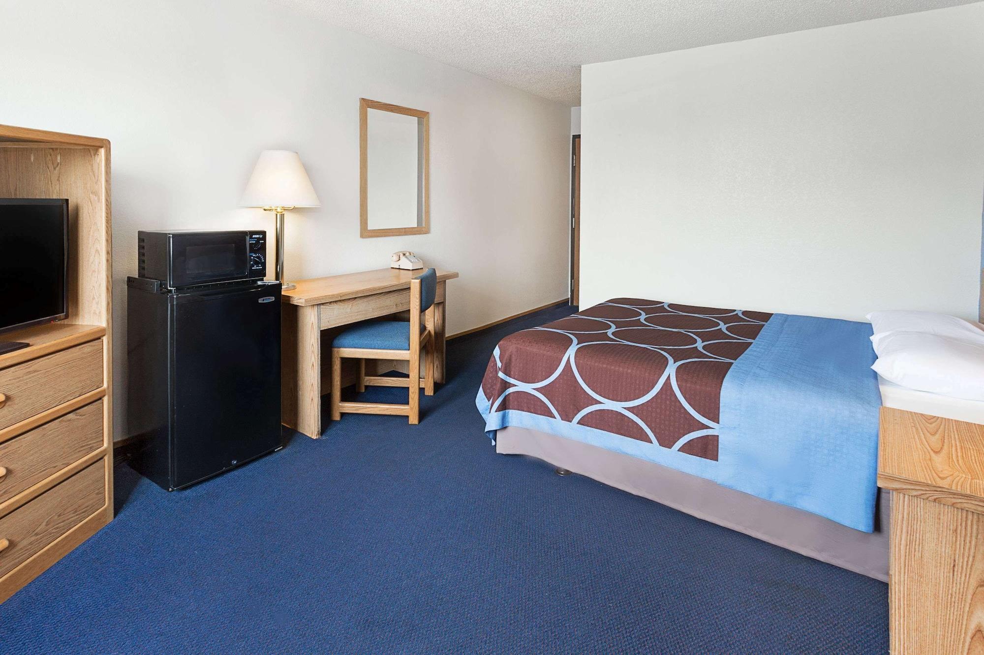 Super 8 By Wyndham Clinton Hotel Bagian luar foto