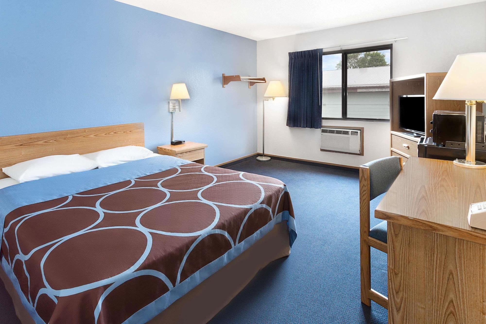 Super 8 By Wyndham Clinton Hotel Bagian luar foto