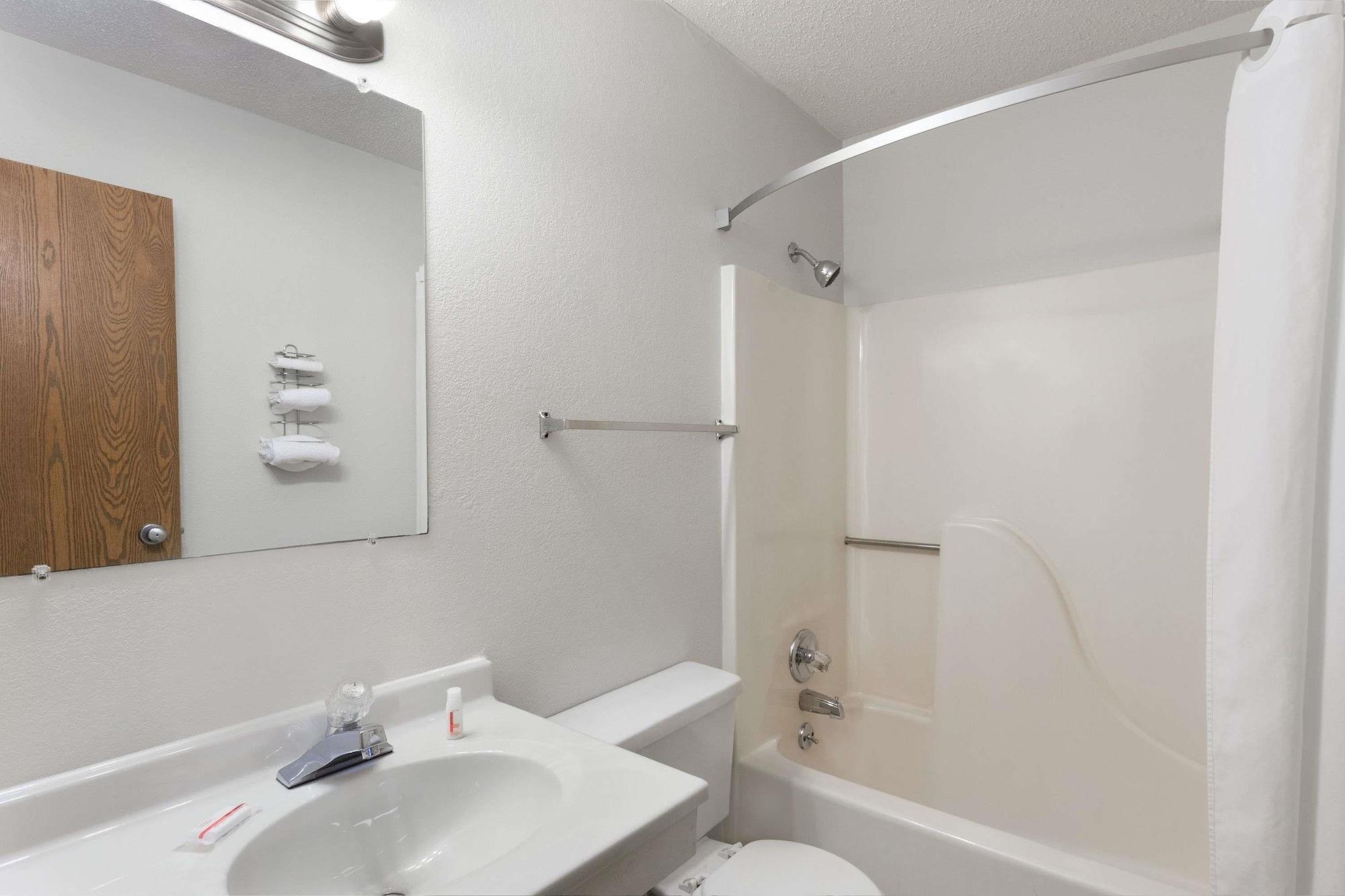 Super 8 By Wyndham Clinton Hotel Bagian luar foto