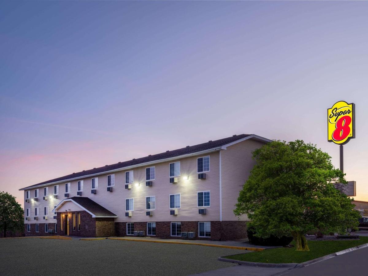 Super 8 By Wyndham Clinton Hotel Bagian luar foto