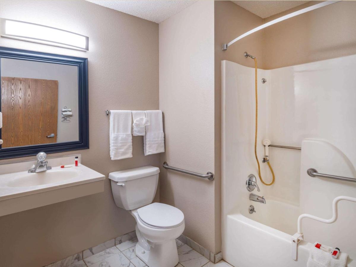 Super 8 By Wyndham Clinton Hotel Bagian luar foto