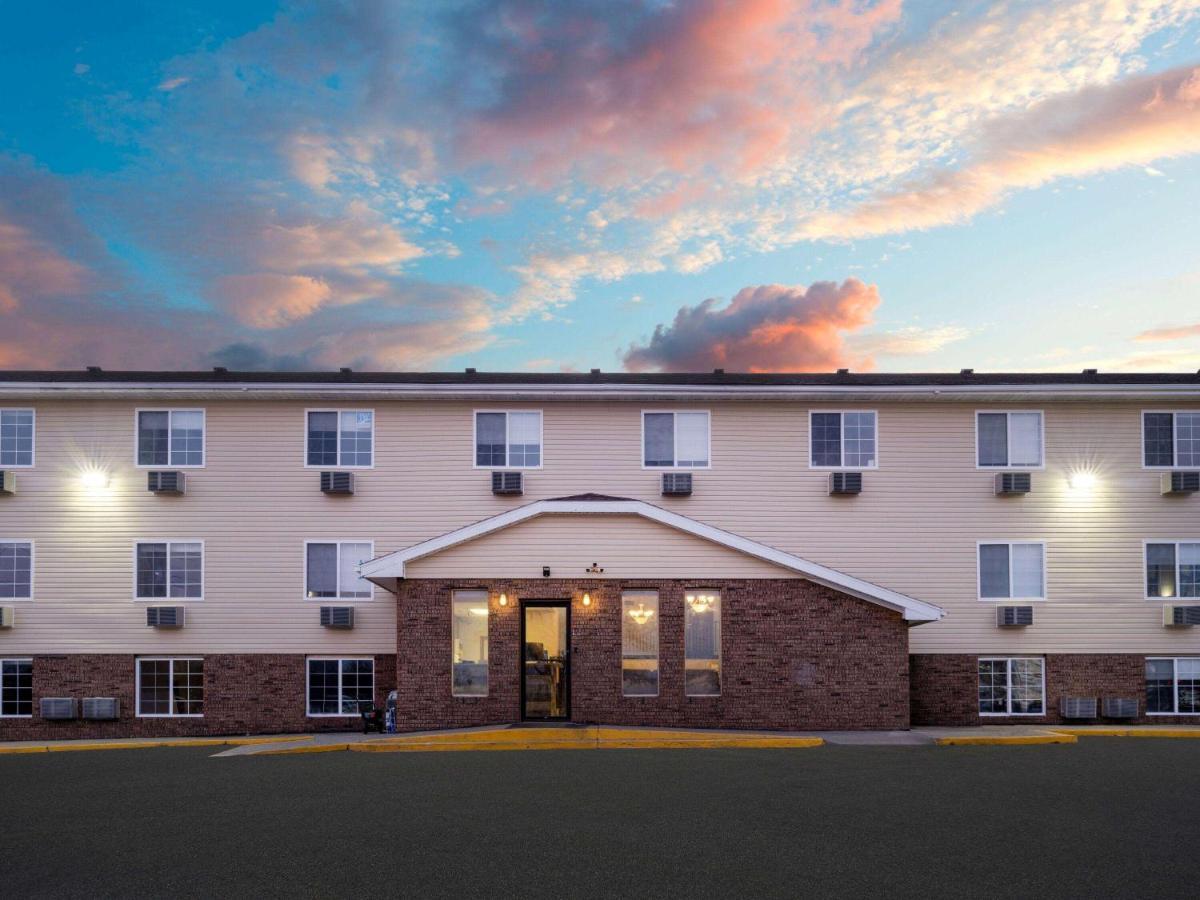 Super 8 By Wyndham Clinton Hotel Bagian luar foto