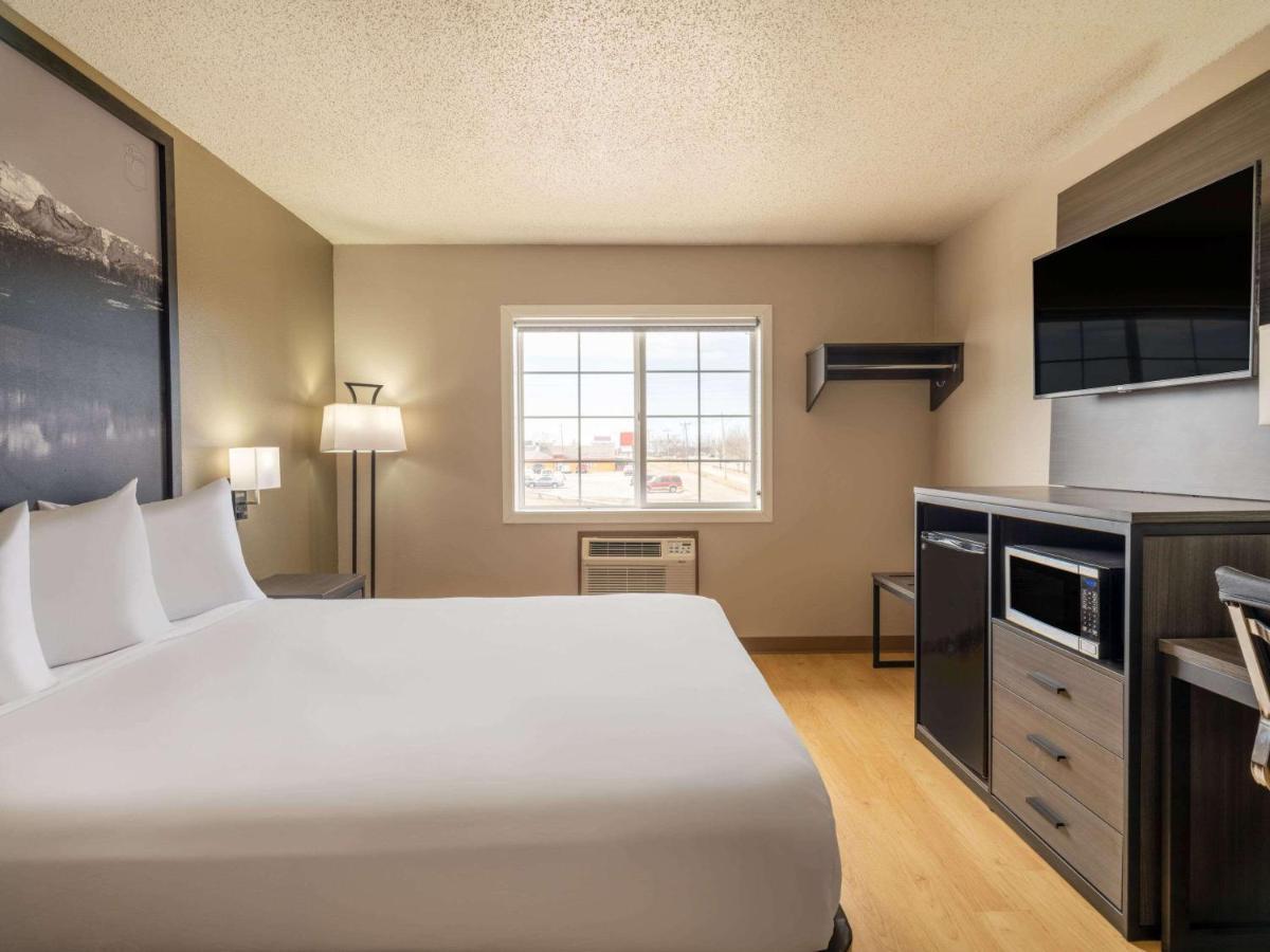Super 8 By Wyndham Clinton Hotel Bagian luar foto