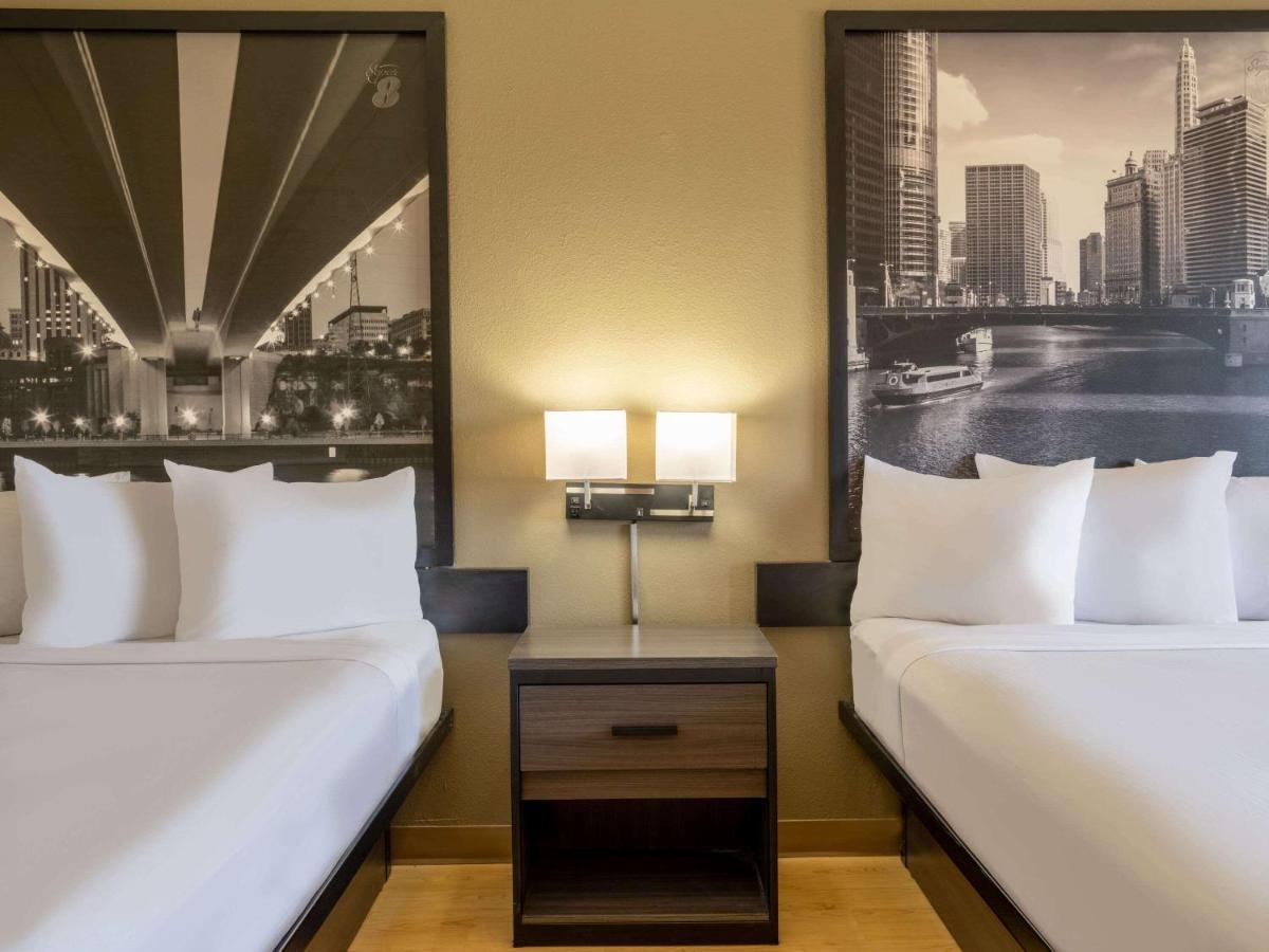 Super 8 By Wyndham Clinton Hotel Bagian luar foto
