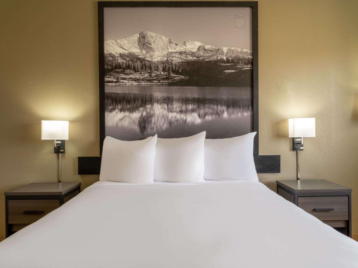 Super 8 By Wyndham Clinton Hotel Bagian luar foto