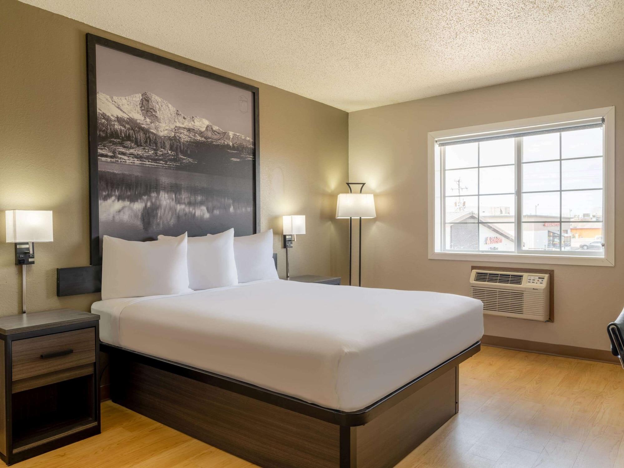 Super 8 By Wyndham Clinton Hotel Bagian luar foto