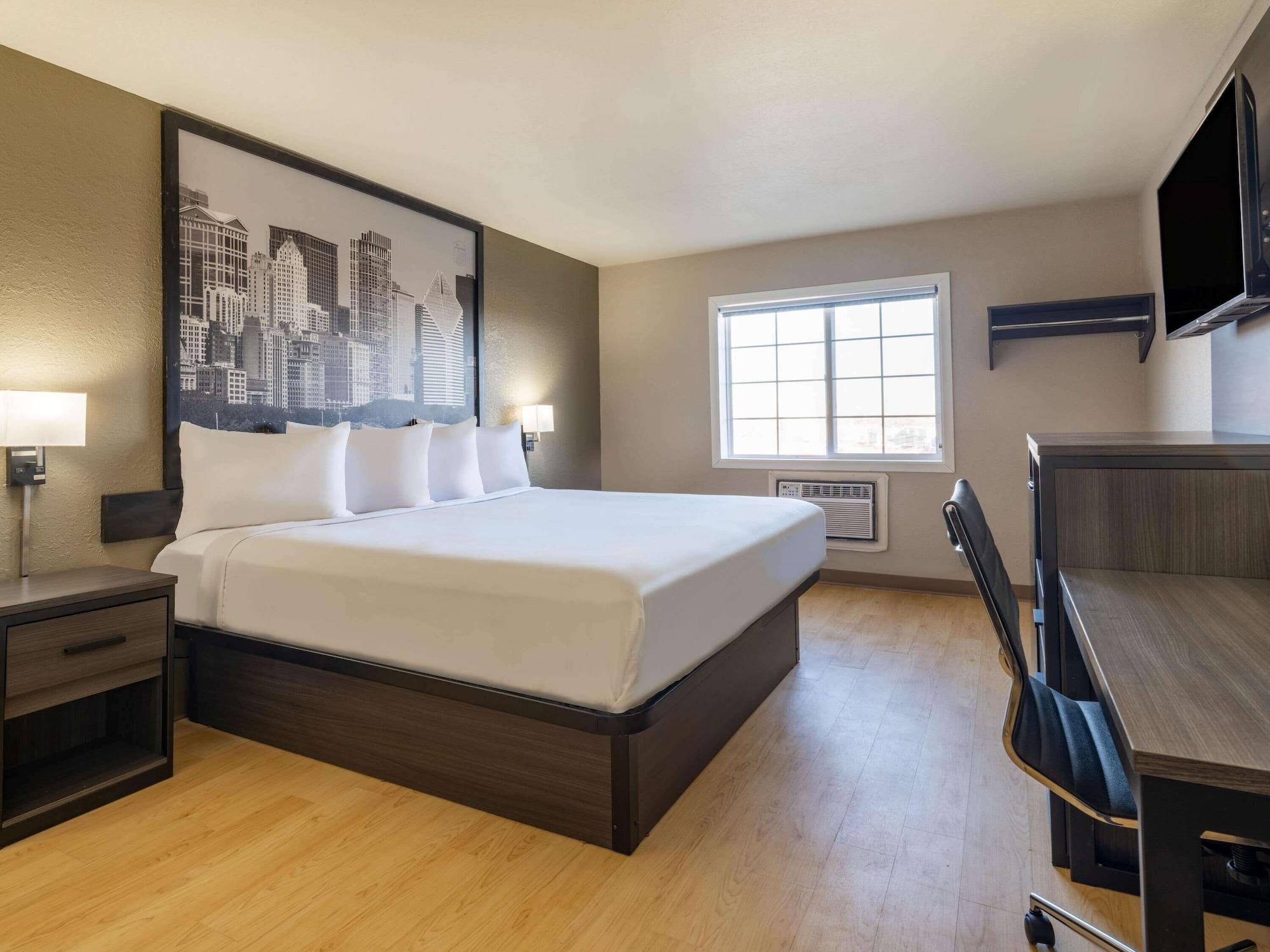 Super 8 By Wyndham Clinton Hotel Bagian luar foto