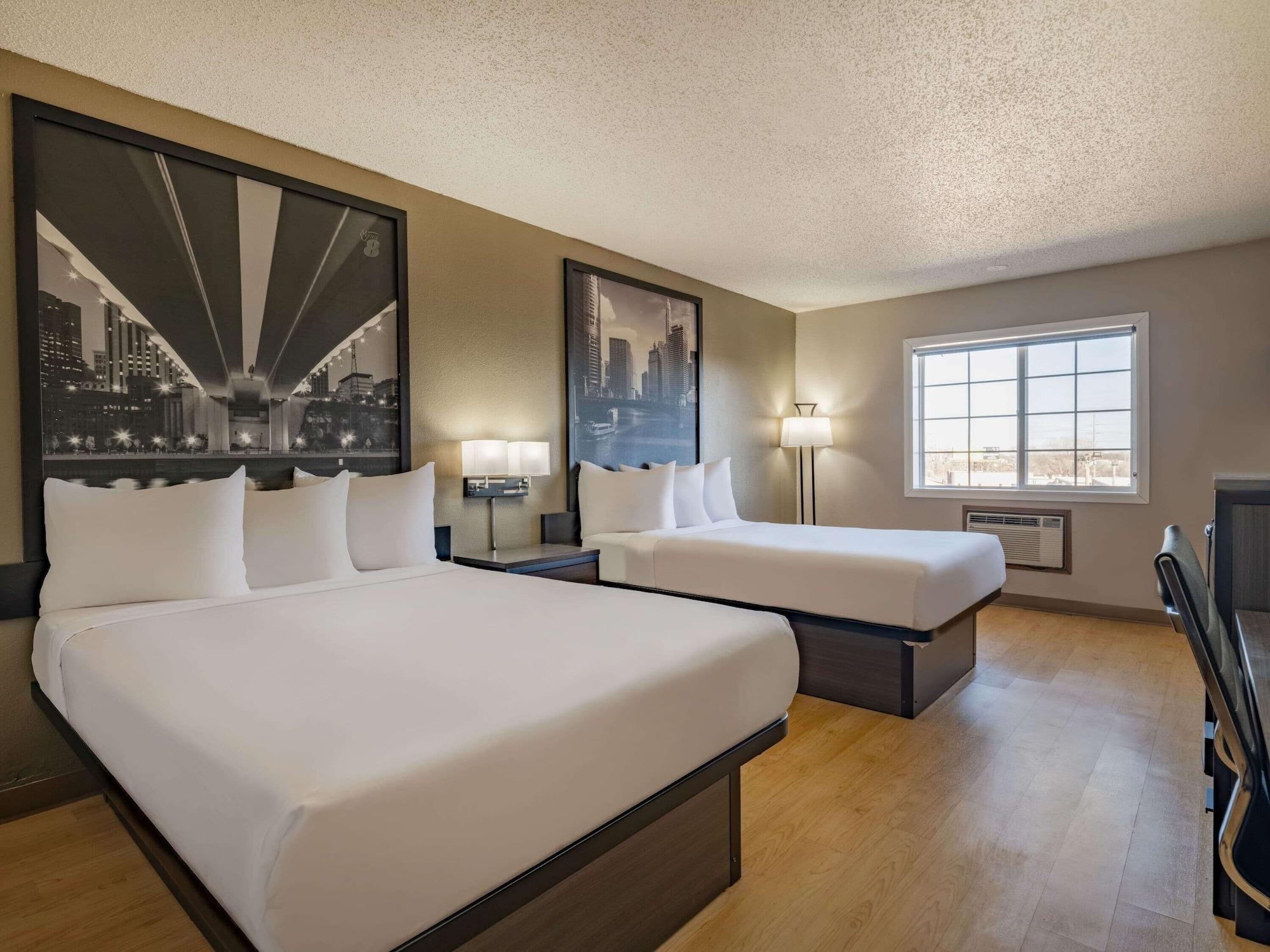 Super 8 By Wyndham Clinton Hotel Bagian luar foto