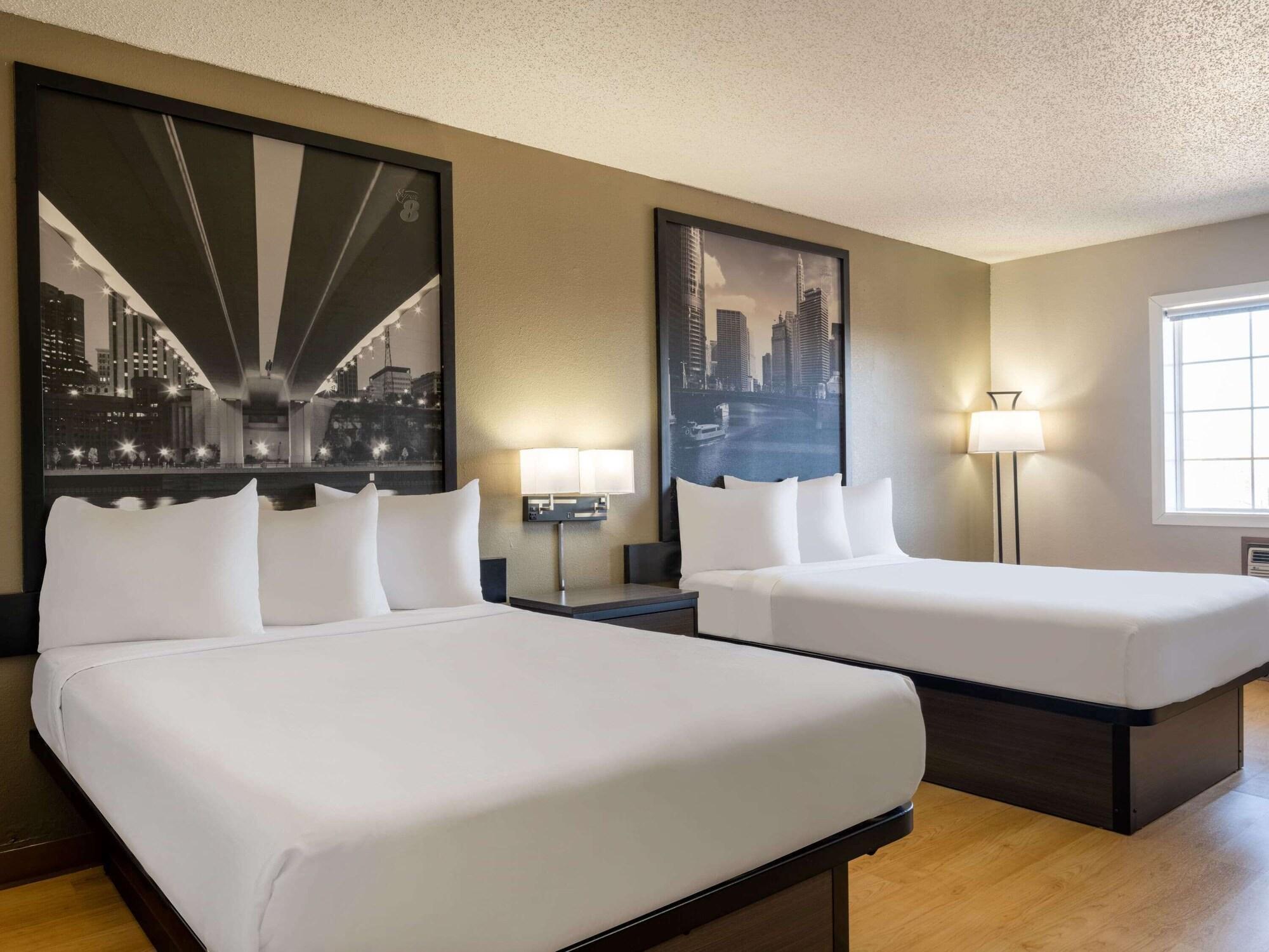Super 8 By Wyndham Clinton Hotel Bagian luar foto