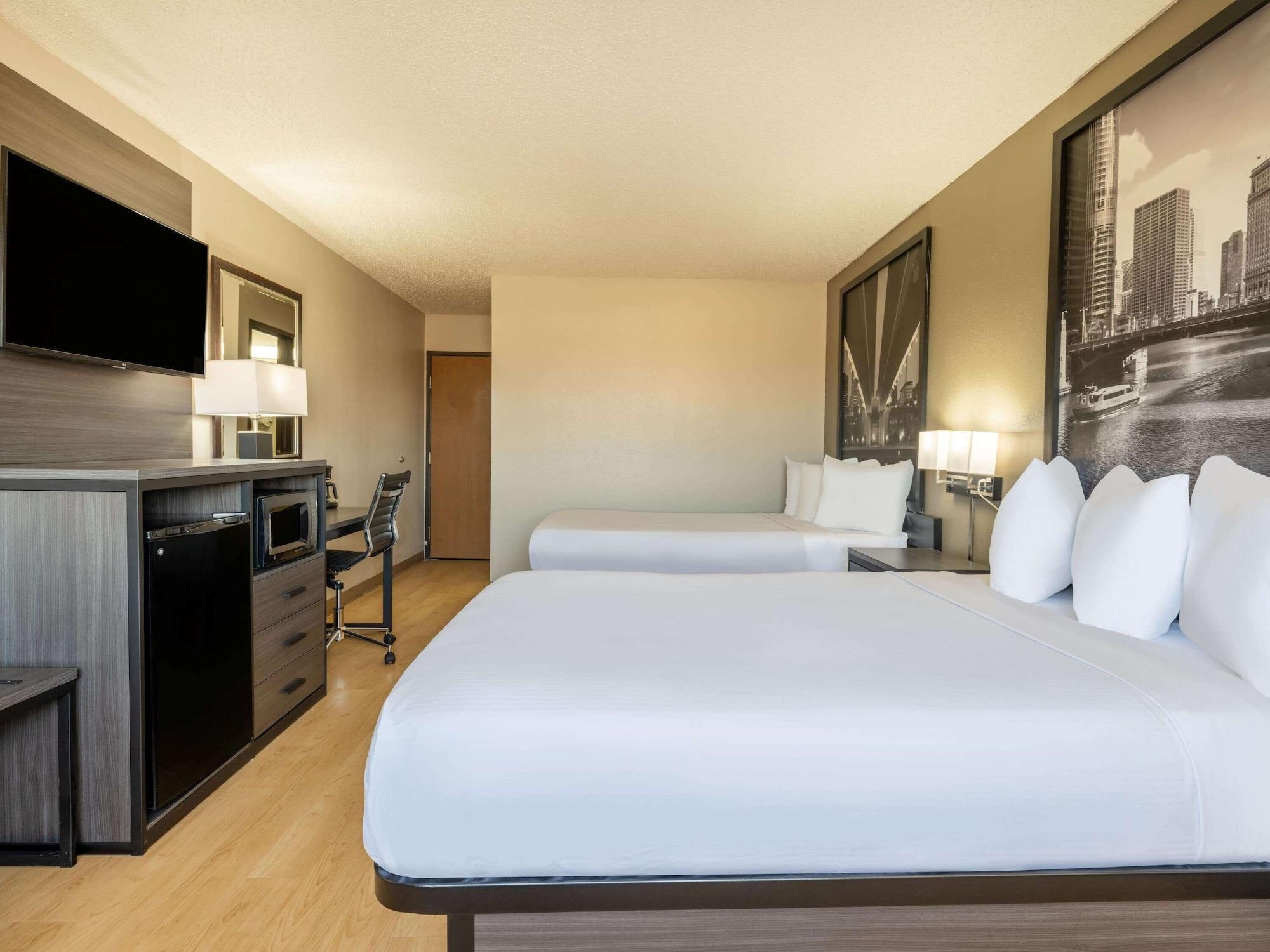 Super 8 By Wyndham Clinton Hotel Bagian luar foto