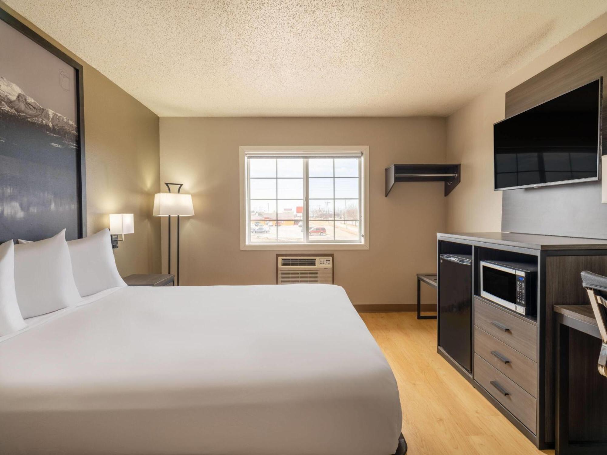Super 8 By Wyndham Clinton Hotel Bagian luar foto