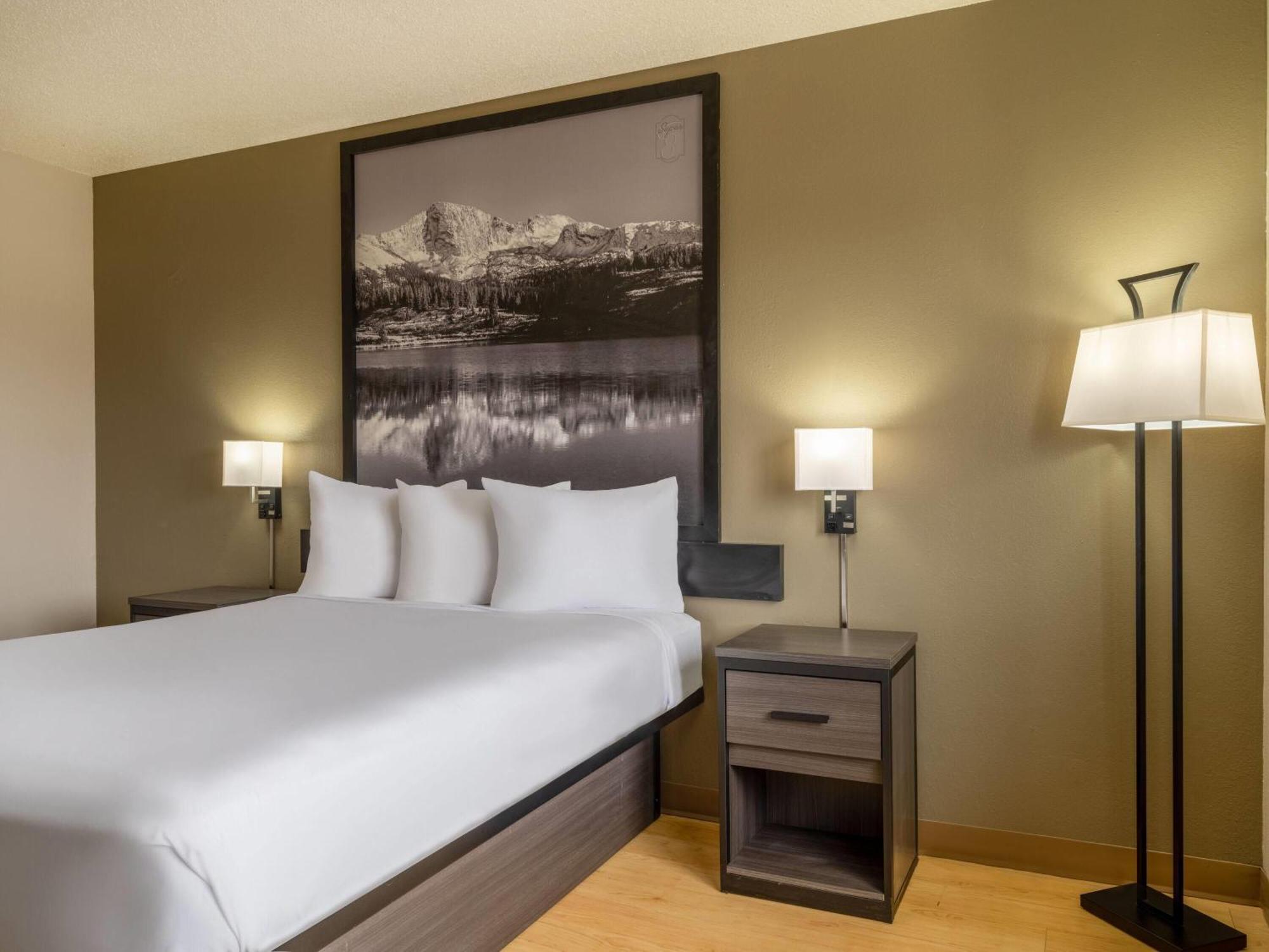 Super 8 By Wyndham Clinton Hotel Bagian luar foto