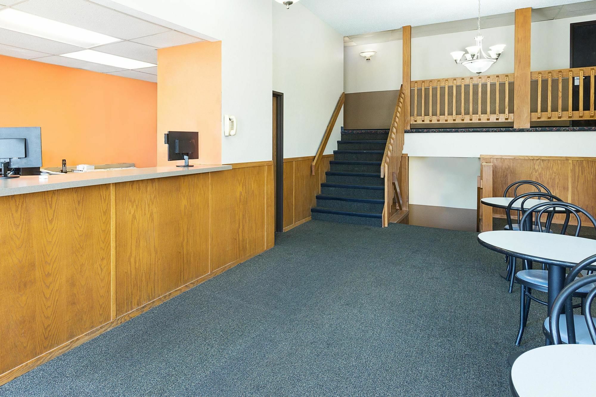Super 8 By Wyndham Clinton Hotel Bagian luar foto