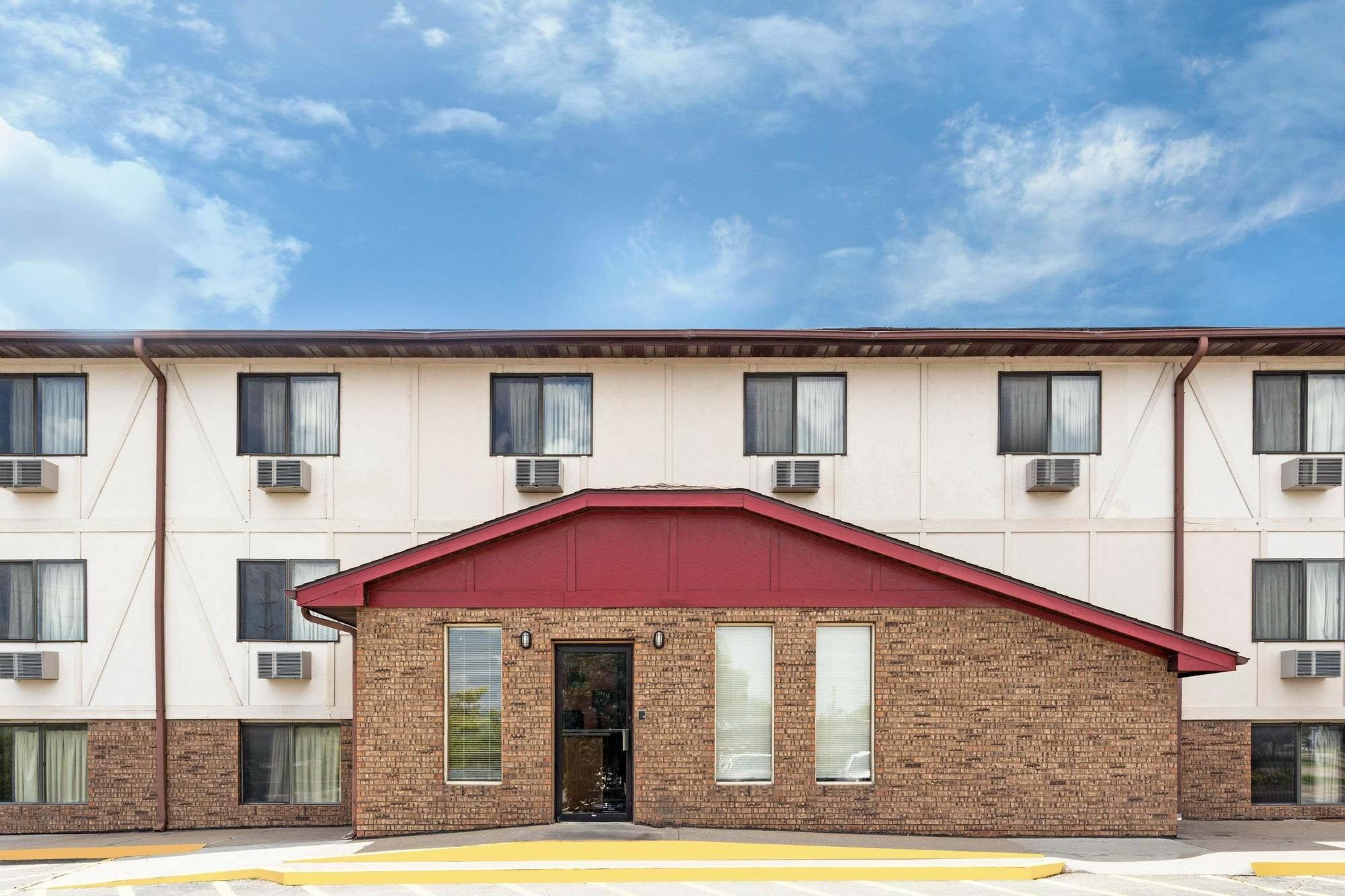 Super 8 By Wyndham Clinton Hotel Bagian luar foto