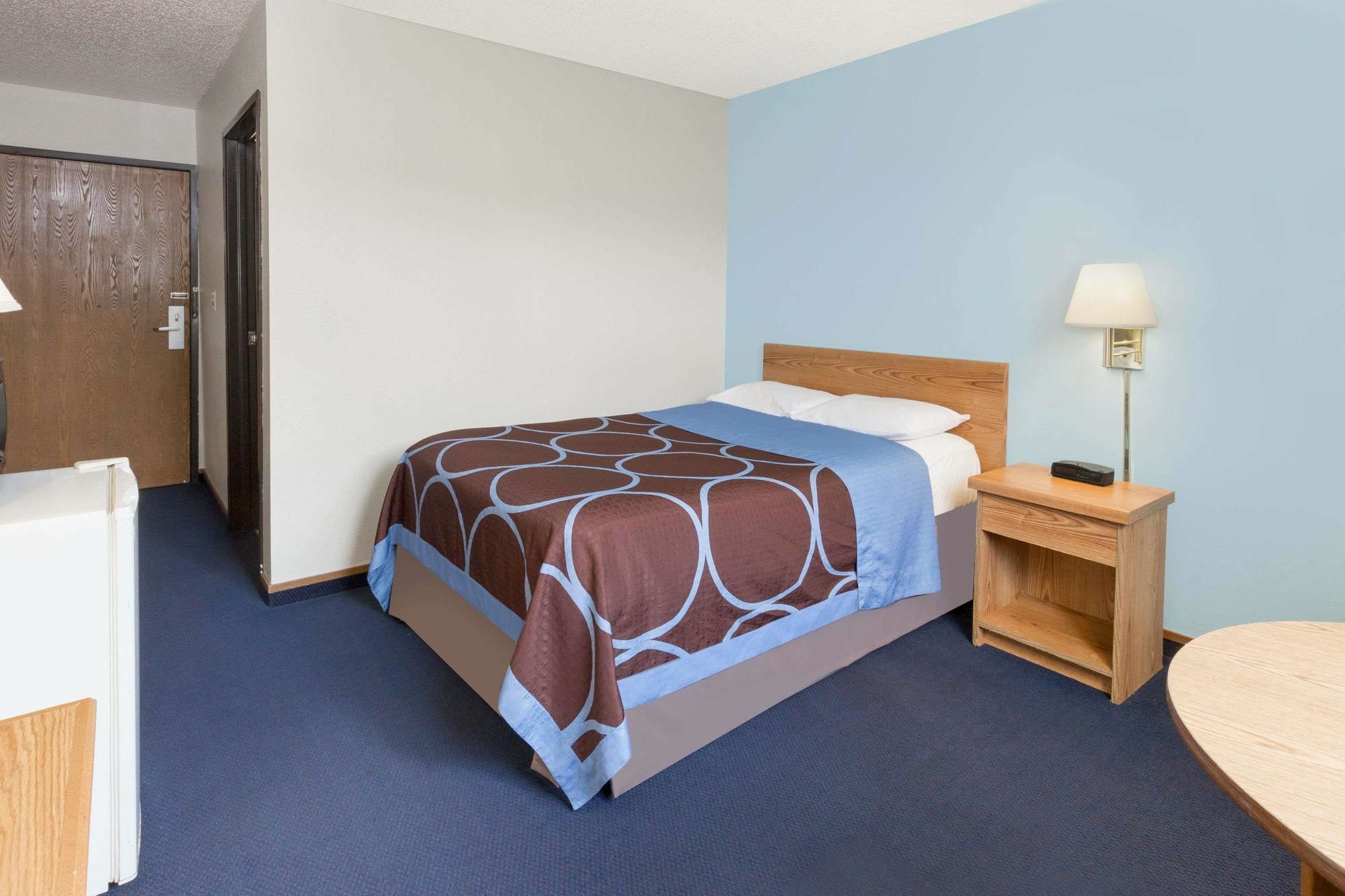 Super 8 By Wyndham Clinton Hotel Bagian luar foto