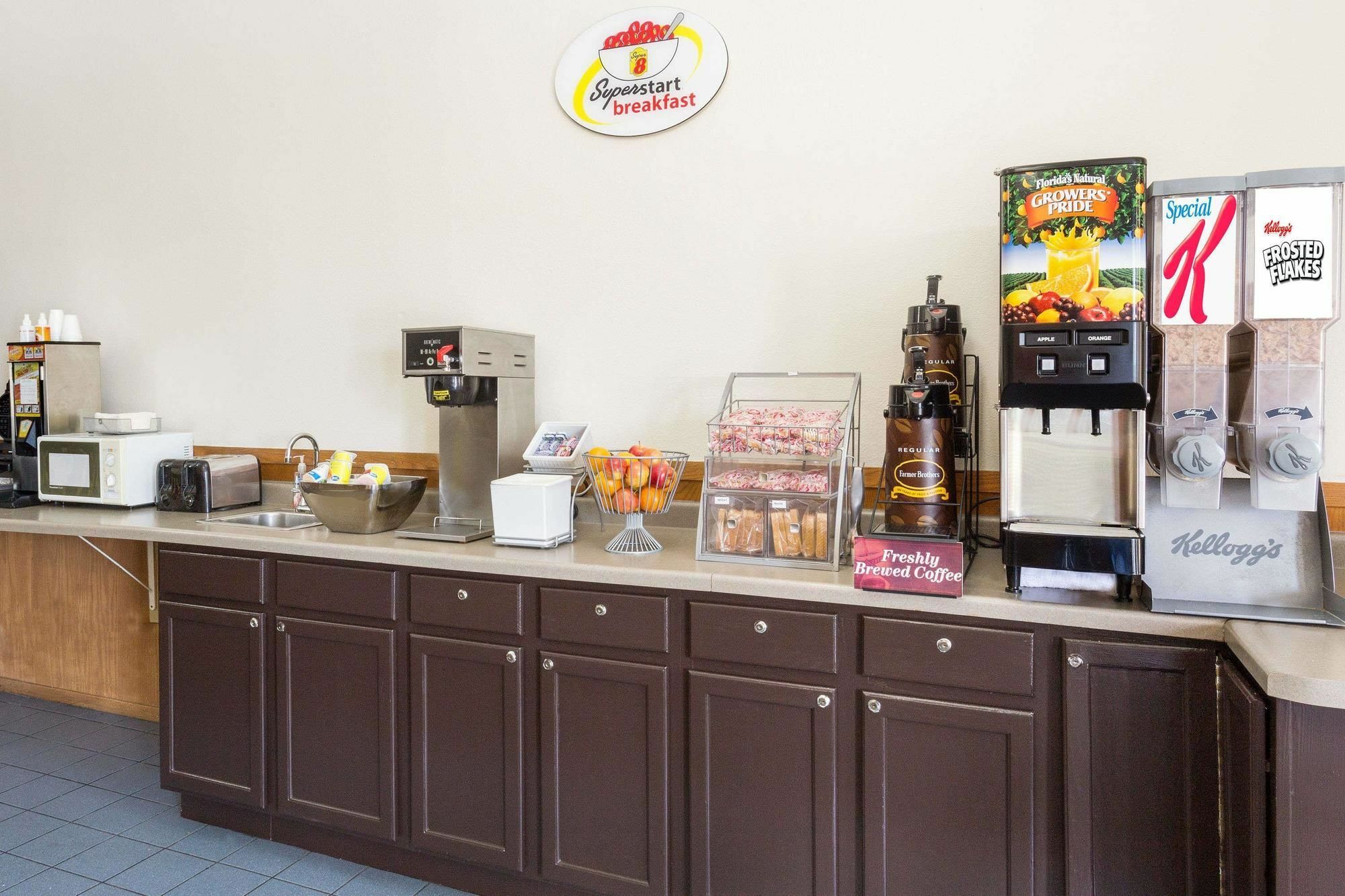 Super 8 By Wyndham Clinton Hotel Bagian luar foto