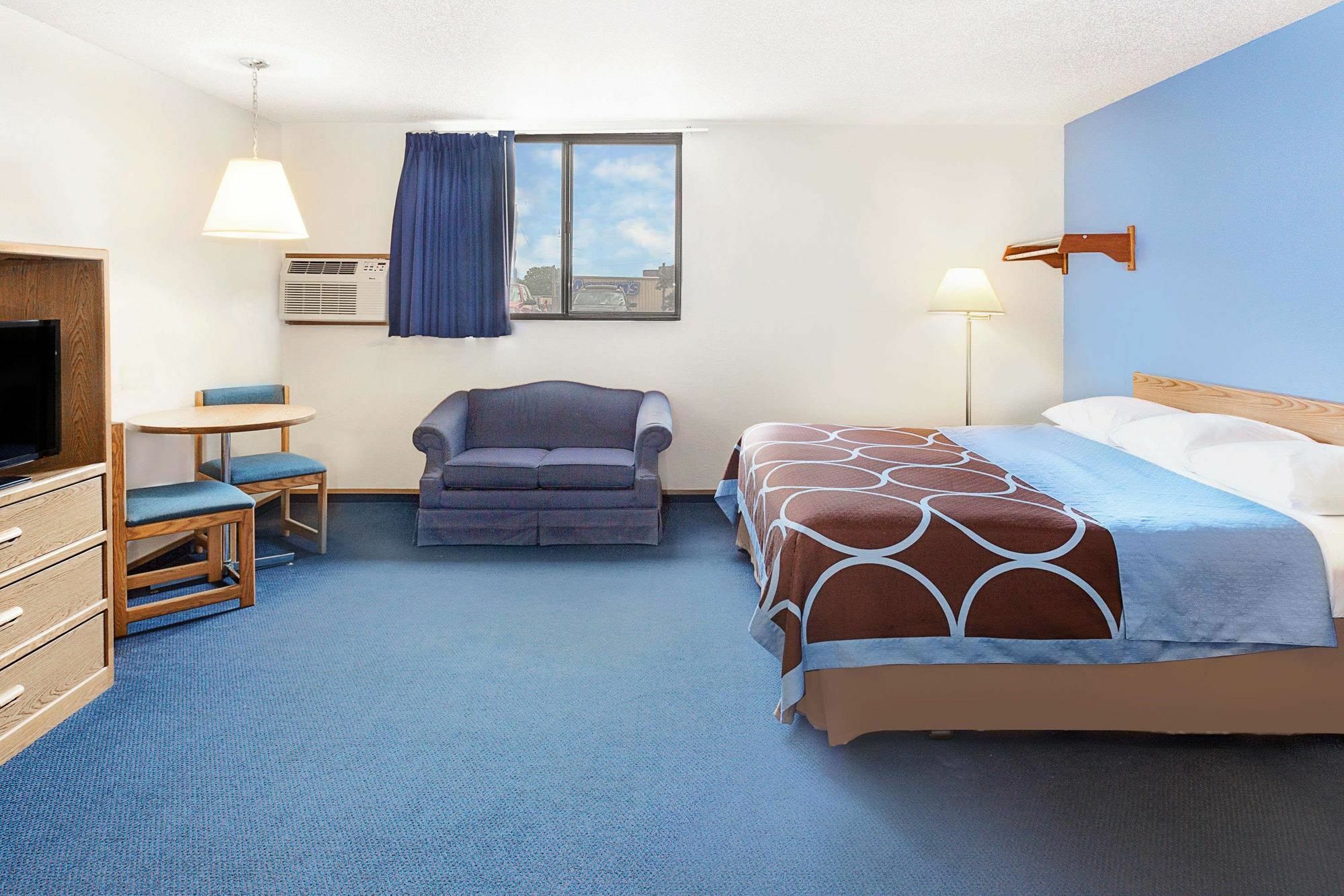 Super 8 By Wyndham Clinton Hotel Bagian luar foto