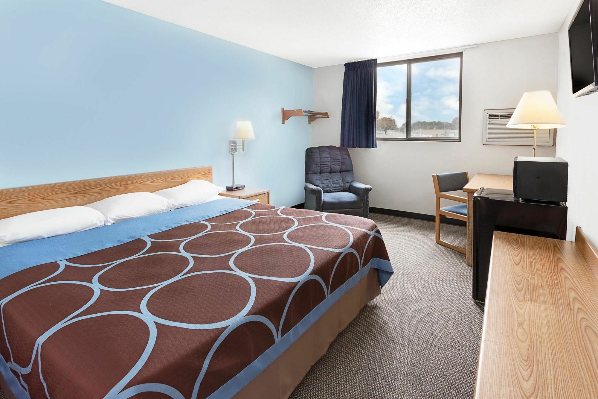 Super 8 By Wyndham Clinton Hotel Bagian luar foto